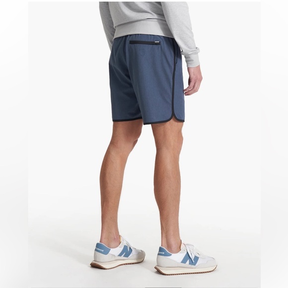 Vuori Banks Short Men's Charcoal Engineered Stripe Athletic Shorts Size Large - Picture 3 of 11